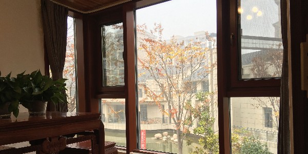 出色的隔音效果讓定制隔音鋁包木門窗受到市場(chǎng)歡迎