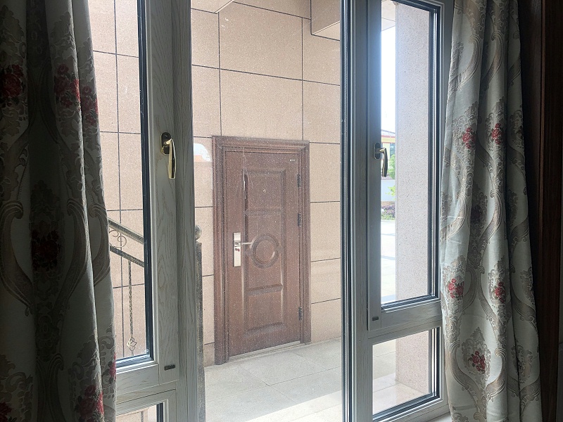 隔音鋁包木門窗現(xiàn)場實(shí)拍