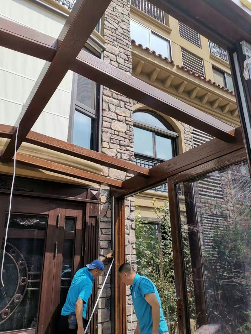 鋁包木陽(yáng)光房安裝現(xiàn)場(chǎng)