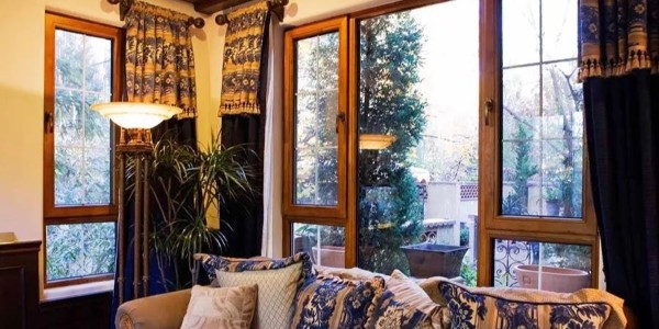 家里裝了鋁包木門窗，夏天再也不怕暴風(fēng)雨