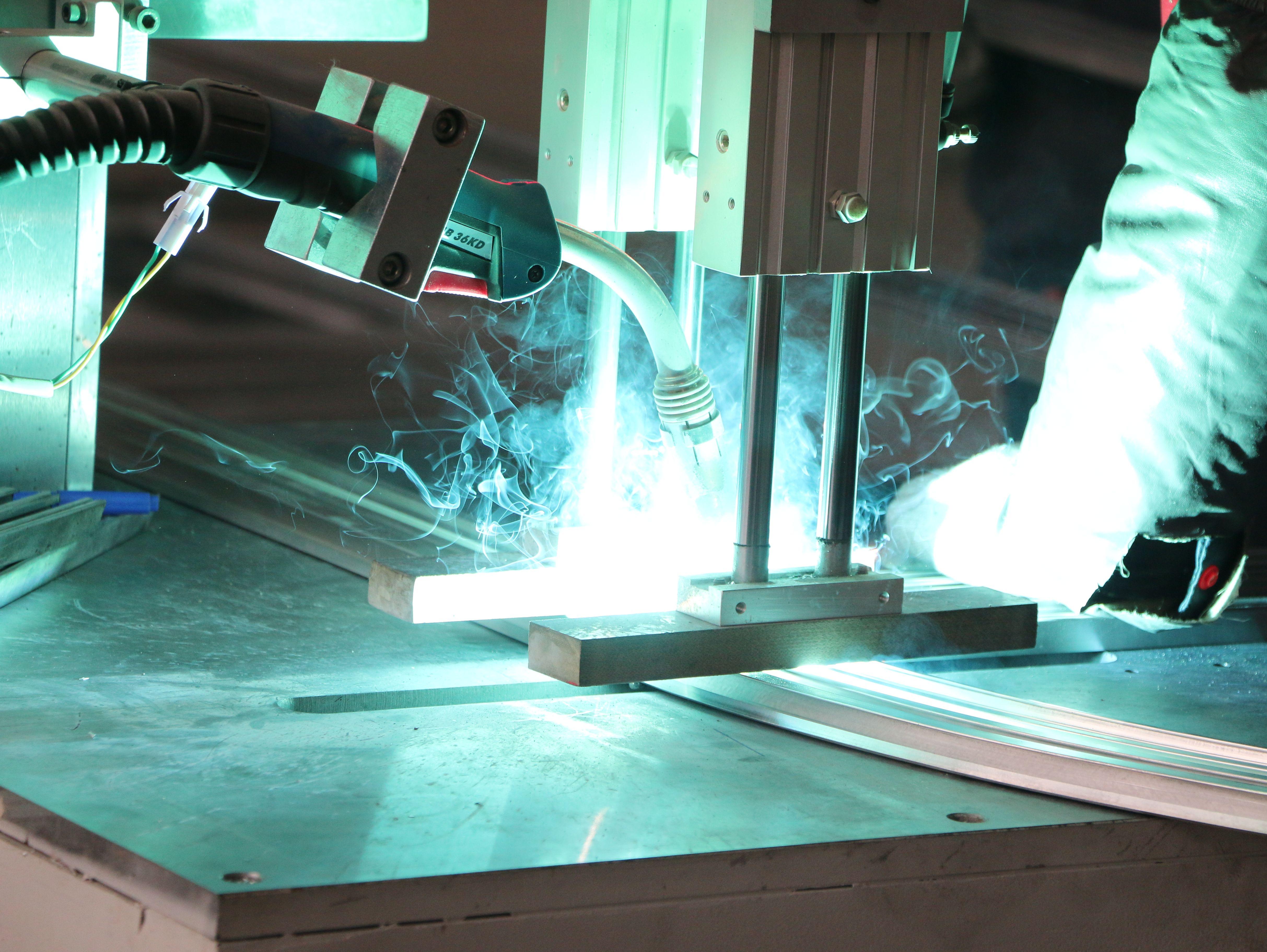 氬弧焊—為金堂木門(mén)窗外鋁做保障