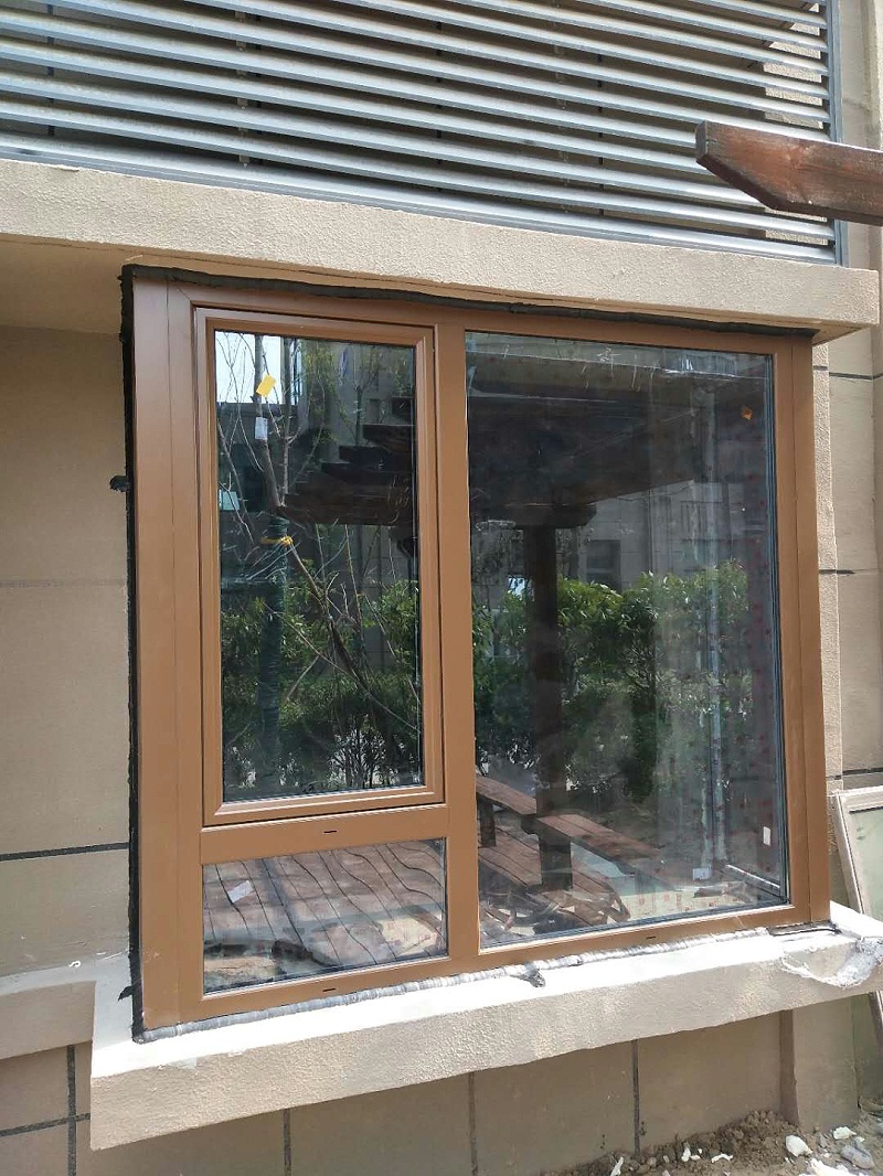 徐州華潤橡樹灣鋁包木門窗安裝現(xiàn)場