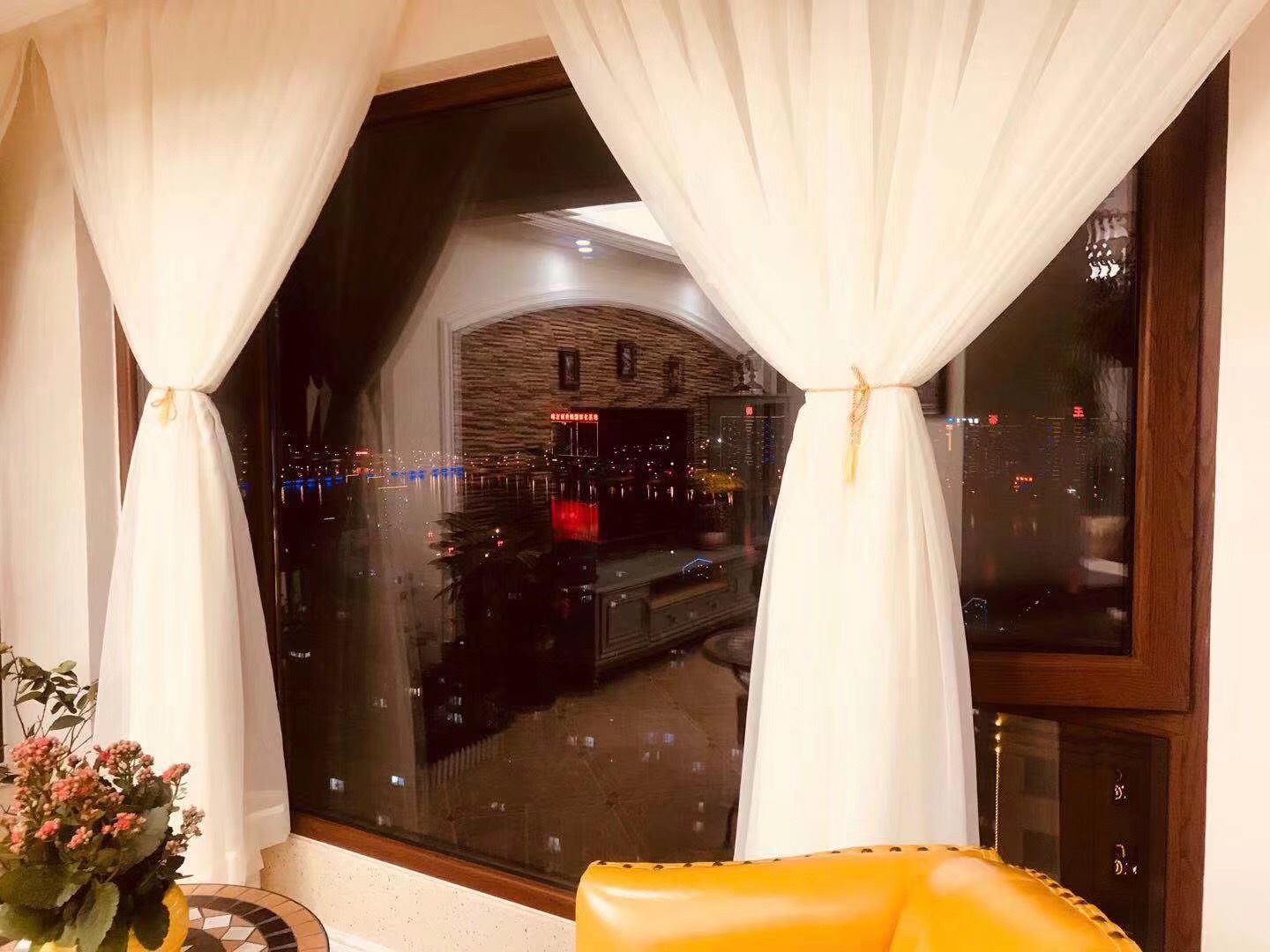 內(nèi)開(kāi)內(nèi)倒鋁包木窗