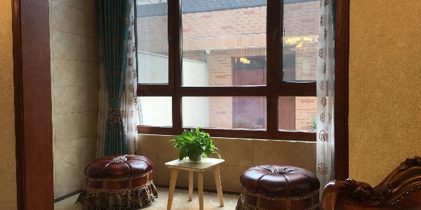 是選擇節(jié)能鋁包木門窗廠家還是代理商