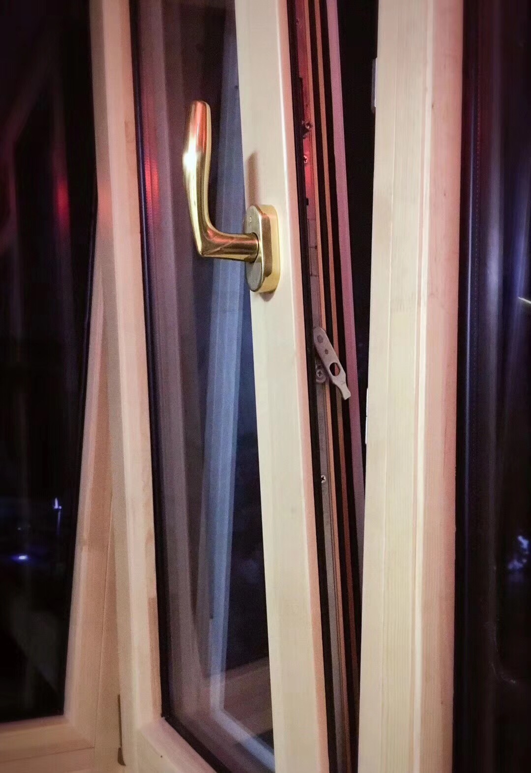 內(nèi)開(kāi)內(nèi)倒鋁包木窗實(shí)拍